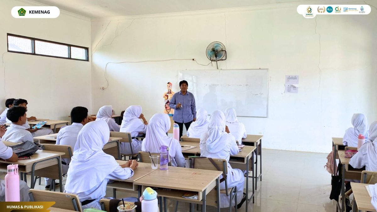 Mahasiswa FITK UIN Siber Cirebon Gunakan Media Torso saat Ujian Mengajar Biologi, Siswa Lebih Mudah Memahami Sistem Respirasi