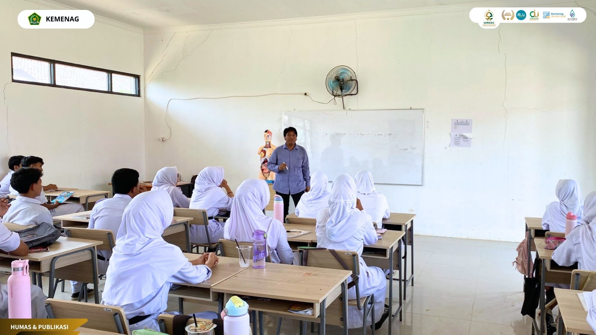 Mahasiswa FITK UIN Siber Cirebon Gunakan Media Torso saat Ujian Mengajar Biologi, Siswa Lebih Mudah Memahami Sistem Respirasi