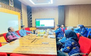 Tim auditor melakukan verifikasi dokumen dalam kegiatan AMI FDKI UIN Siber Cirebon