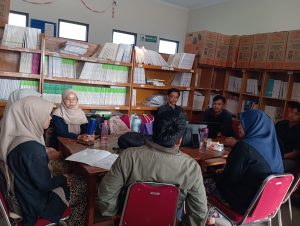 DPL Wahyono Monitoring PLP di SMAN Tengah Tani, Mahasiswa Diasah dalam Pembelajaran Digital dan Administrasi Sekolah