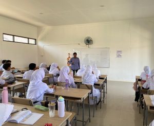 Mahasiswa FITK UIN Siber Cirebon Gunakan Media Torso saat Ujian Mengajar Biologi, Siswa Lebih Mudah Memahami Sistem Respirasi