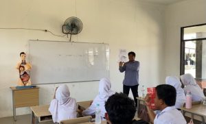 Mahasiswa FITK UIN Siber Cirebon Gunakan Media Torso saat Ujian Mengajar Biologi, Siswa Lebih Mudah Memahami Sistem Respirasi