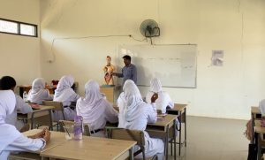 Mahasiswa FITK UIN Siber Cirebon Gunakan Media Torso saat Ujian Mengajar Biologi, Siswa Lebih Mudah Memahami Sistem Respirasi