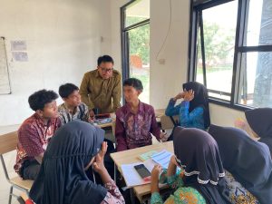 DPL UIN Siber Cirebon Pantau Ujian Praktik Mengajar di SMAN Tengah Tani, Mahasiswa Tampilkan Inovasi Pembelajaran
