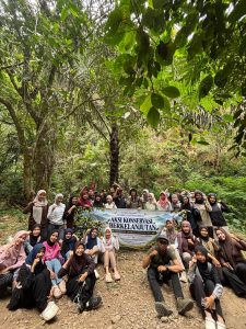From Science to Action! Mahasiswa Tadris Biologi FITK UIN Siber Cirebon Adopsi Pohon untuk Pulihkan Ekosistem Gunung Ciremai