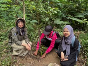 From Science to Action! Mahasiswa Tadris Biologi FITK UIN Siber Cirebon Adopsi Pohon untuk Pulihkan Ekosistem Gunung Ciremai
