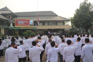 Dosen UIN Siber Cirebon Jadi Penguji Eksternal Tesis Pejabat Pemkab Tegal, Soroti Riset untuk Perbaikan Layanan Publik
UIN Siber Cirebon – Dosen Tetap Program Magister dan Doktor Ekonomi Syariah UIN Siber Syekh Nurjati Cirebon, Prof. Aziz, dipercaya menjadi penguji eksternal dalam Sidang Tesis Gelombang VI di Universitas Islam Bunga Bangsa Cirebon, Sabtu (24/10/2026). Keterlibatan ini memperkuat kontribusi akademisi UIN Siber Cirebon dalam menjaga mutu pendidikan pascasarjana sekaligus mendorong pemanfaatan hasil penelitian untuk pembangunan daerah.
Sidang tesis tersebut menguji penelitian dua pejabat publik dari Kabupaten Tegal, yakni Ischak Maulana Rohman dan Ali Dany Musthofa. Keduanya mengangkat persoalan kepemimpinan, budaya organisasi, dan kinerja yang berkaitan langsung dengan pengembangan usaha serta peningkatan kualitas pelayanan publik.
Ischak Maulana Rohman mempresentasikan tesis berjudul “Analisis Pengaruh Budaya Organisasi dan Kepemimpinan Transformasional terhadap Kinerja Karyawan UMKM Batik di Kabupaten Tegal”. Penelitian ini menyoroti pentingnya budaya organisasi dan kepemimpinan dalam mendukung produktivitas serta daya saing usaha mikro, kecil, dan menengah (UMKM) batik.
Sementara itu, Ali Dany Musthofa mengangkat tesis berjudul “Pengaruh Leadership dan Disiplin Kerja terhadap Kinerja Perusahaan di Perusahaan Daerah Air Minum Tirta Ayu Kabupaten Tegal”. Penelitian tersebut membahas faktor kepemimpinan dan disiplin kerja dalam mendukung kinerja perusahaan daerah, khususnya dalam penyelenggaraan layanan air minum bagi masyarakat.
Prof. Aziz menekankan pentingnya landasan teori yang kuat dan metodologi penelitian yang tepat agar hasil riset memiliki validitas serta dapat dipertanggungjawabkan secara akademik. Menurutnya, penelitian pascasarjana idealnya tidak hanya memenuhi persyaratan kelulusan, tetapi juga menghasilkan analisis yang relevan dengan persoalan nyata di masyarakat.
Proses pengujian berlangsung dinamis melalui pemaparan hasil penelitian dan pendalaman argumentasi ilmiah. Kedua mahasiswa mendapat kesempatan menjelaskan temuan serta mempertahankan pendekatan penelitian yang digunakan di hadapan dewan penguji.
Ischak Maulana Rohman, yang menjabat sebagai Bupati Tegal, menunjukkan komitmen melanjutkan pendidikan di tengah tanggung jawab kepemimpinan daerah. Sementara itu, Ali Dany Musthofa, yang menjabat sebagai Pengawas Perumda Air Minum Tirta Ayu Kabupaten Tegal, mengangkat persoalan yang relevan dengan tata kelola dan kinerja perusahaan daerah.
Prof. Aziz juga menyoroti pentingnya tindak lanjut hasil penelitian. Temuan mengenai kepemimpinan dan disiplin kerja dapat menjadi bahan evaluasi bagi Perumda Air Minum Tirta Ayu, sedangkan penelitian tentang budaya organisasi dan kepemimpinan transformasional berpotensi memberikan masukan bagi penguatan UMKM batik di Kabupaten Tegal.
Namun, penerapan hasil penelitian tetap perlu disesuaikan dengan kondisi lapangan, kebutuhan organisasi, serta evaluasi kebijakan yang relevan. Dengan demikian, karya ilmiah dapat memberikan manfaat yang lebih luas daripada sekadar menjadi dokumen akademik.
Keterlibatan dosen UIN Siber Cirebon sebagai penguji eksternal sekaligus memperkuat hubungan akademik ant perguruan tinggi. Kolaborasi ini membuka ruang pertukaran keilmuan, peningkatan mutu pendidikan pascasarjana, dan pengembangan riset terapan yang mendukung tata kelola pemerintahan daerah.
Melalui kontribusi akademisi dalam forum ilmiah lintas perguruan tinggi, UIN Siber Syekh Nurjati Cirebon terus mendorong penguatan budaya riset yang kritis, aplikatif, dan berorientasi pada pemecahan masalah. Sinergi antara perguruan tinggi, pemerintah daerah, dan dunia usaha diharapkan dapat mendukung pembangunan daerah yang lebih produktif, profesional, dan berkelanjutan.
