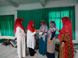 Tebar Kepedulian di Hari Santri dan Sumpah Pemuda, DWP UIN Siber Cirebon Sambangi Santri Al-Mutawally Kuningan