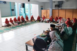 Tebar Kepedulian di Hari Santri dan Sumpah Pemuda, DWP UIN Siber Cirebon Sambangi Santri Al-Mutawally Kuningan