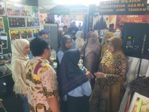 Ibu Menteri Agama RI Kunjungi Booth UIN Siber Cirebon di IES 2026, Apresiasi Layanan Pendidikan dan Pemberdayaan Masyarakat