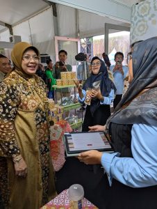 Ibu Menteri Agama RI Kunjungi Booth UIN Siber Cirebon di IES 2026, Apresiasi Layanan Pendidikan dan Pemberdayaan Masyarakat
