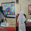 Mahasiswa PLP FITK UIN Siber Cirebon memanfaatkan media Open the Box berbasis Wordwall untuk mengajak siswa SMPN 1 Dukupuntang belajar materi zaman praaksara secara interaktif